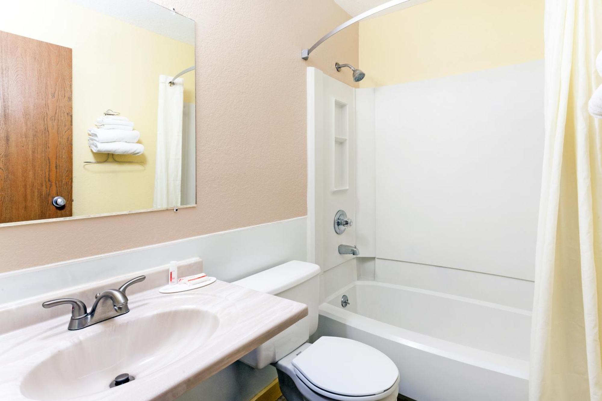 Super 8 By Wyndham Hammondsport Area Motel Bath