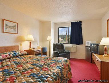 Super 8 By Wyndham Hammondsport Area Motel